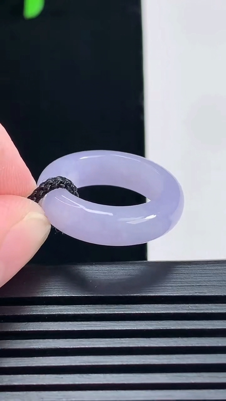 天然A货翡翠紫罗兰玉指环 戒指，尺寸15.6-5.6-4 重量:4.13g2026年6月23日
工厂直销收藏佳品,种好水足，色泽均匀，有种有色，上手高大气！
