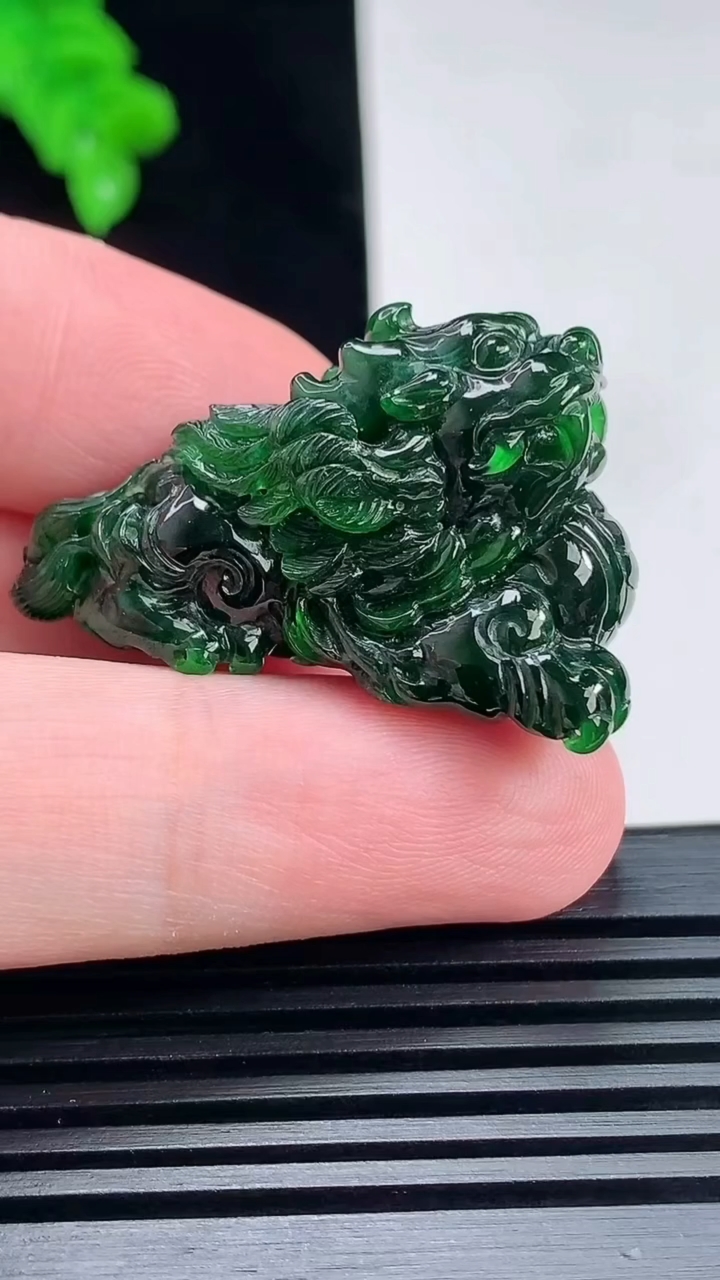 天然A货翡翠飞天貔貅吊坠，尺寸36-15.8-22 重量:18.21g
6月23日