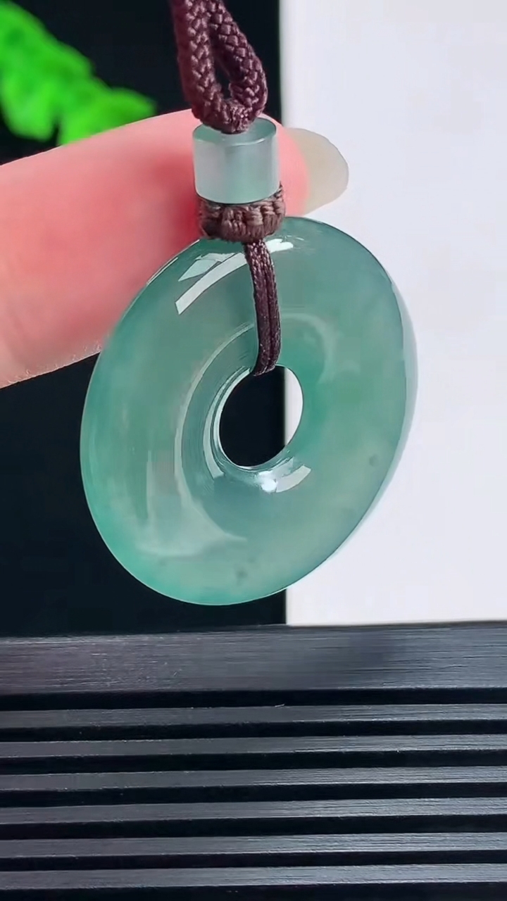 天然A货翡翠蓝水平安环吊坠，尺寸30-4.2 重量:10.20g
6月23日