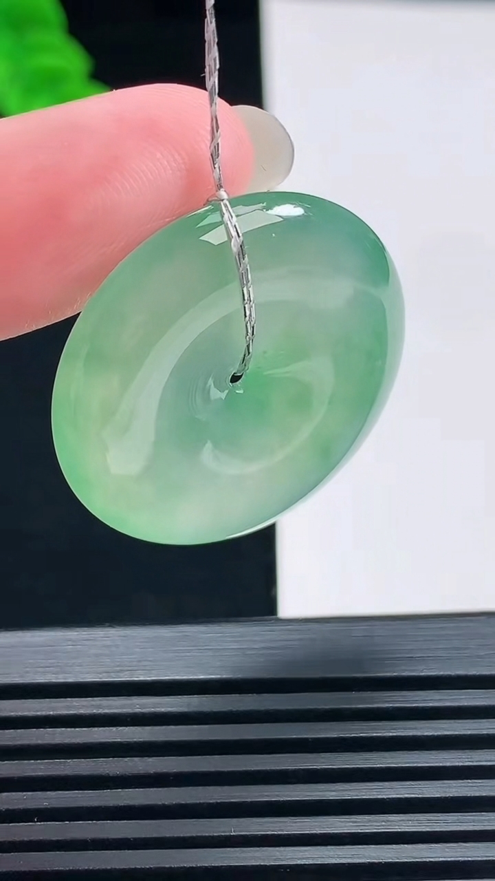 天然A货翡翠平安扣吊坠，尺寸29-5.2 重量:10.00g
6月23日
