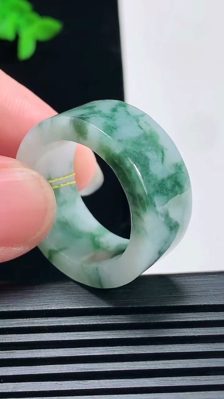天然A货翡翠飘花素面玉扳指 戒指，尺寸22.5-12-4 重量:13.54g2026年6月23日
工厂直销收藏佳品,种好水足，色泽均匀，有种有色，上手高大气！