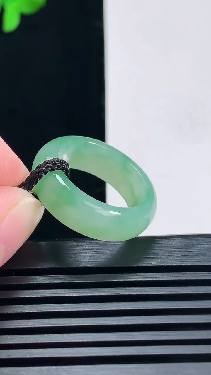 天然A货翡翠玉指环 戒指，尺寸17.5-6.8-3.2 重量:4.50g2026年6月23日
工厂直销收藏佳品,种好水足，色泽均匀，有种有色，上手高大气！