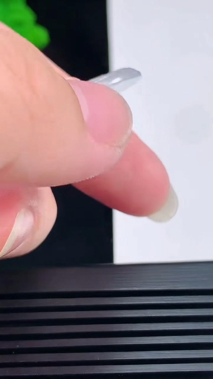 天然A货翡翠冰种飘花素衣观音吊坠，尺寸46.2-27-3.5 重量:8.00g
6月23日