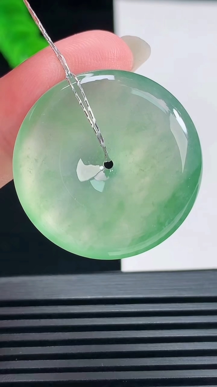 天然A货翡翠平安扣吊坠，尺寸29-5.6 重量:10.15g
6月23日
