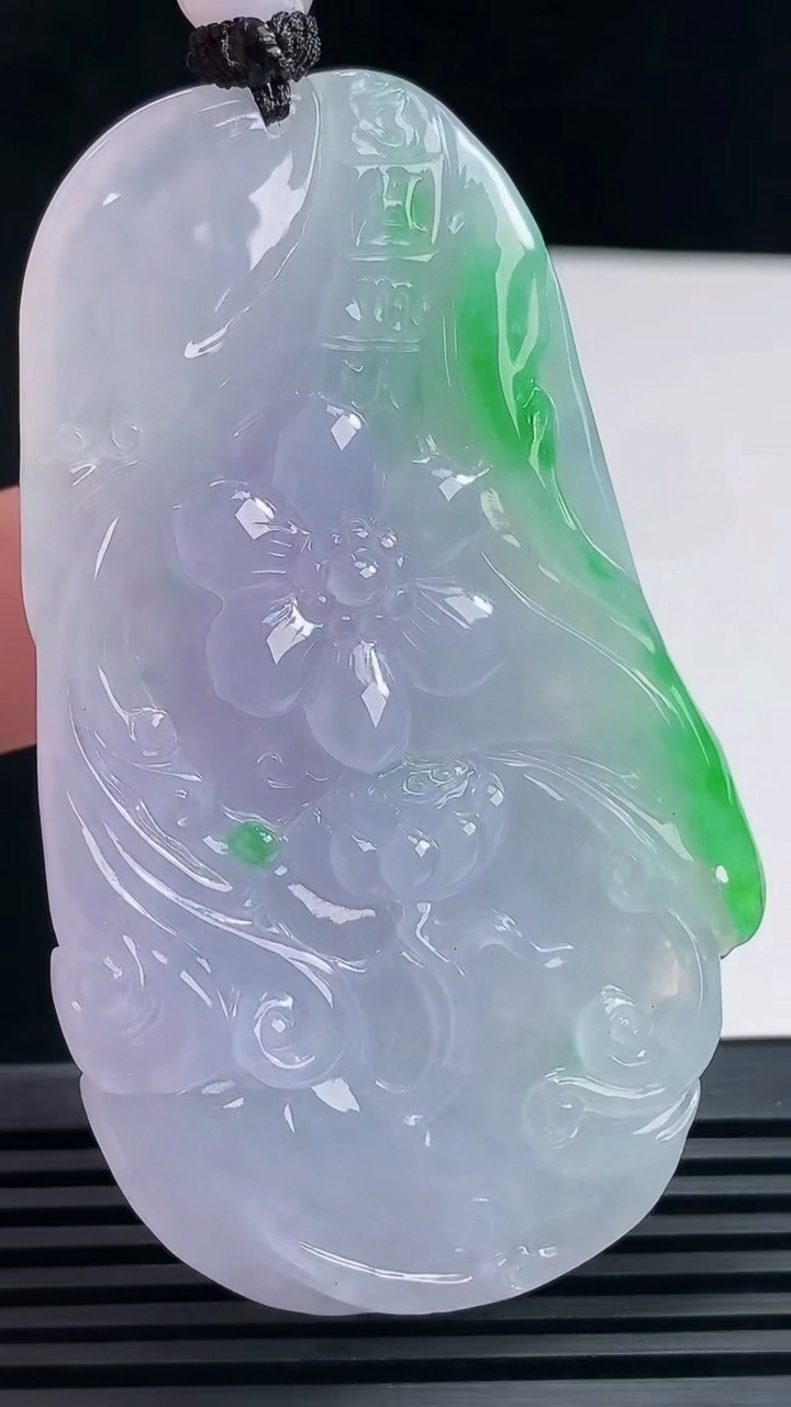 天然A货翡翠种春带彩 紫罗兰大势至菩萨吊坠，尺寸69.6-41-11.2 重量:51.38g
6月23日