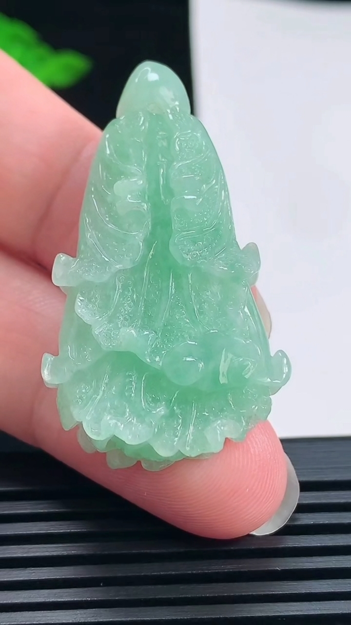 天然A货翡翠白菜吊坠，尺寸43.5-25-11.5 重量:15.63g
6月23日