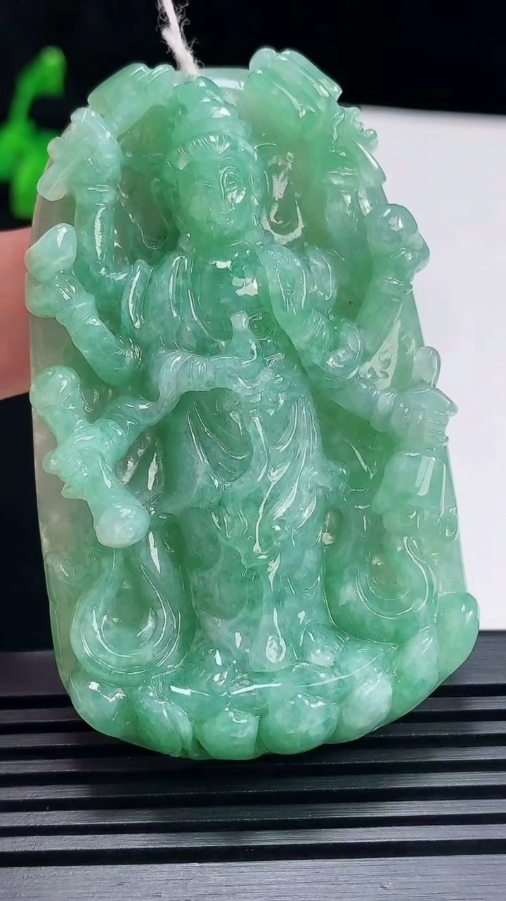 天然A货翡翠千手观音菩萨吊坠，尺寸65-40-11.6 重量:53.16g
6月23日