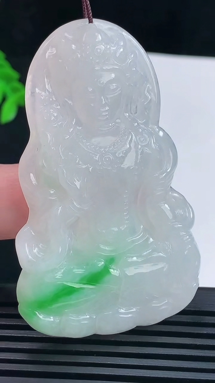 天然A货翡翠度母菩萨吊坠，尺寸65-40-5.5 重量:25.81g
6月23日