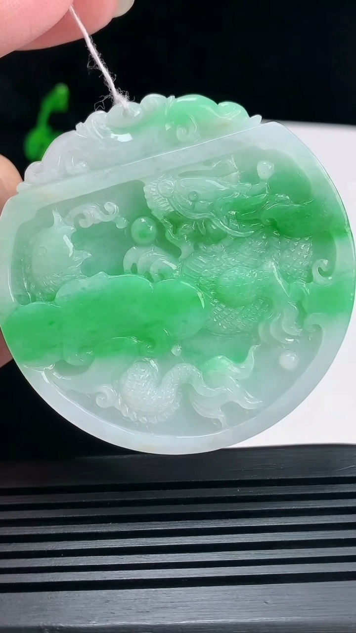 天然A货翡翠龙牌吊坠，尺寸55.2-55.6-6.5 重量:44.36g
6月23日