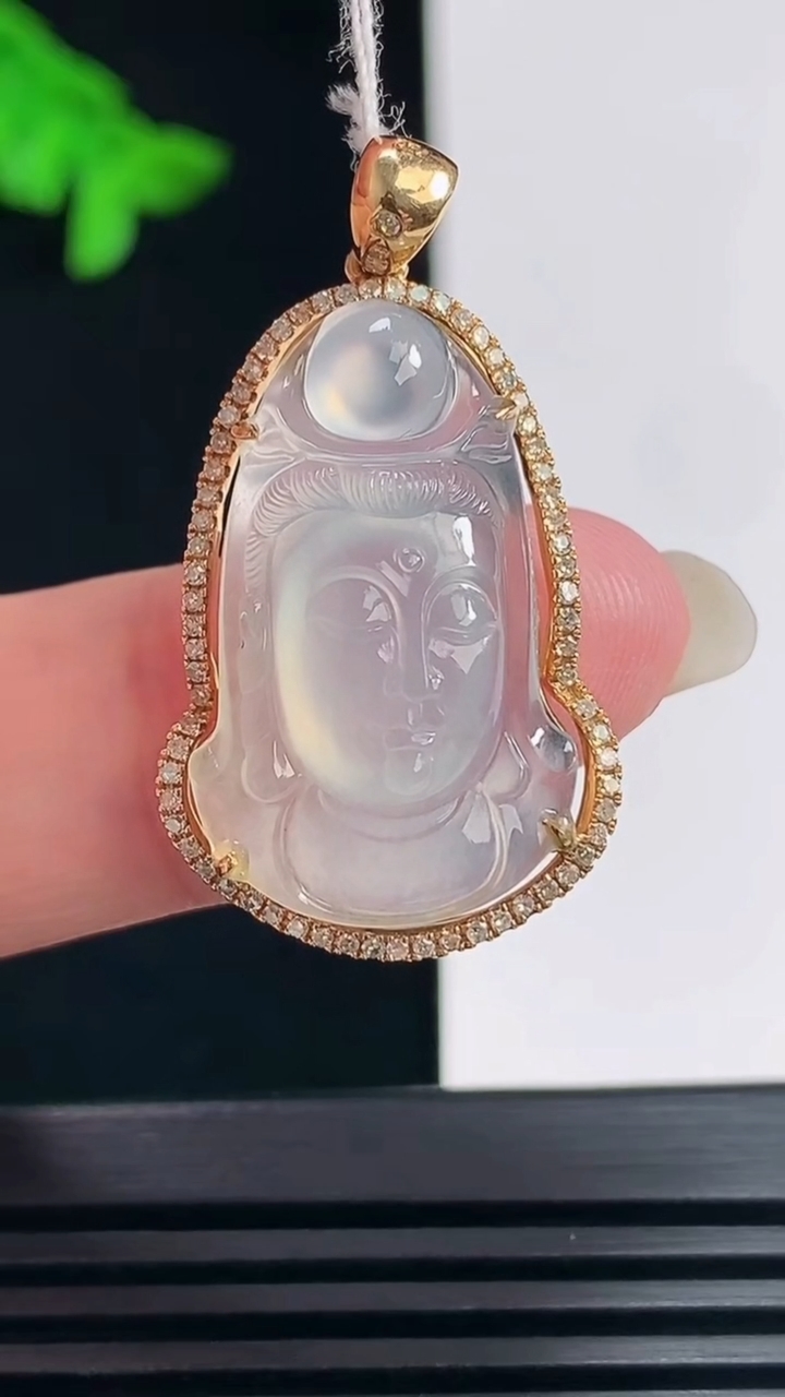 天然A货翡翠种白冰观音头吊坠，尺寸32-19-8.5，裸石25-15.5 重量:5.08g
6月23