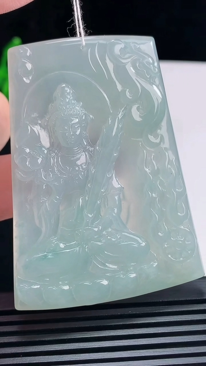 天然A货翡翠虚空藏菩萨吊坠，尺寸61.5-45.6-5 重量:33.32g
6月23日