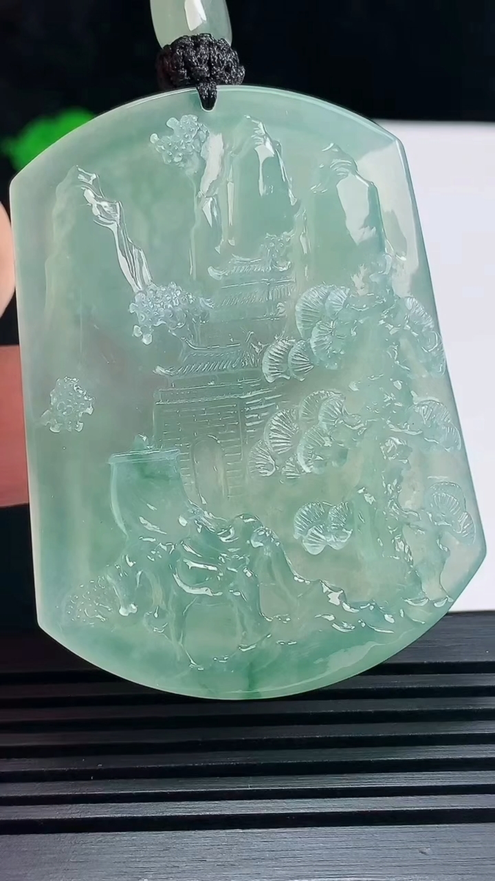 天然A货翡翠山水牌吊坠，尺寸56-43-7 重量:41.86g
6月23日