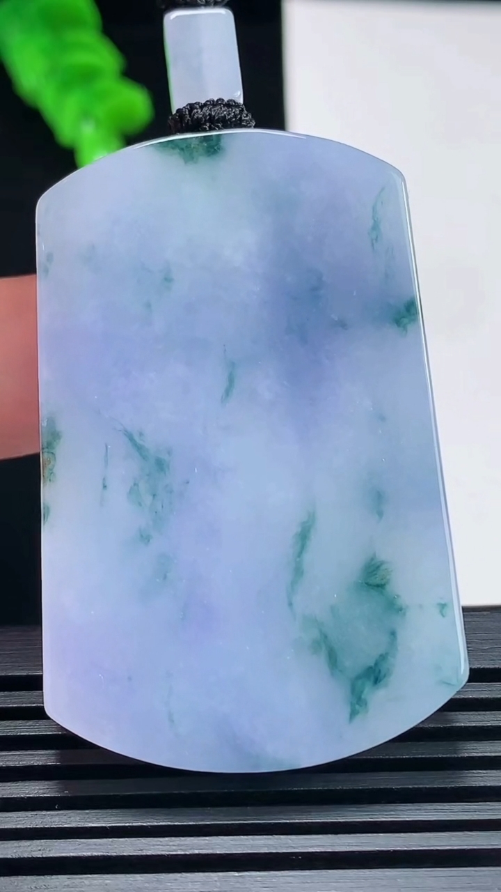 天然A货翡翠种紫罗兰 飘花无事牌吊坠，尺寸51-32.6-5.8 重量:32.72g
6月23日