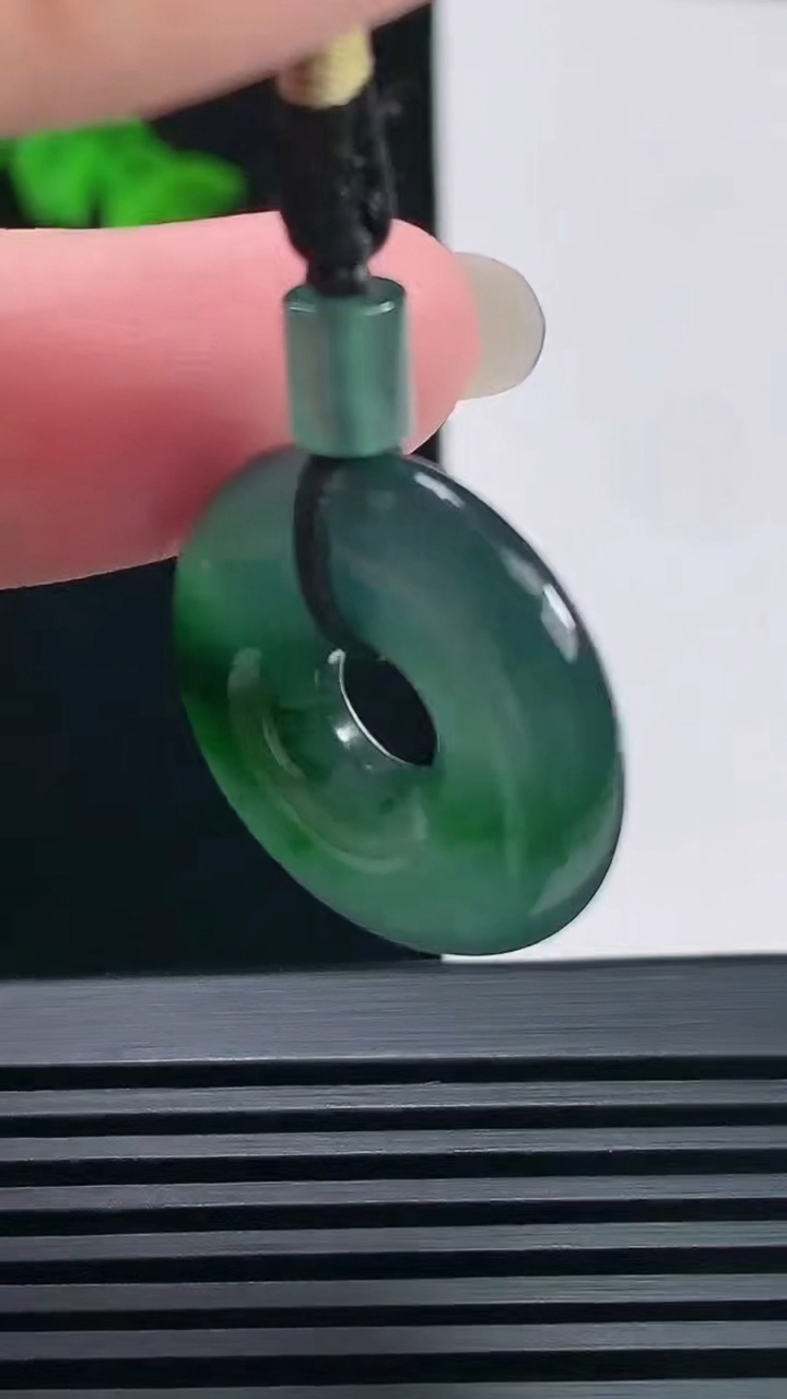 天然A货翡翠蓝水平安环吊坠，尺寸23-5.5 重量:6.52g
6月23日