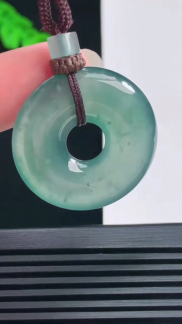 天然A货翡翠蓝水平安环吊坠，尺寸30-4.2 重量:10.20g
6月23日
