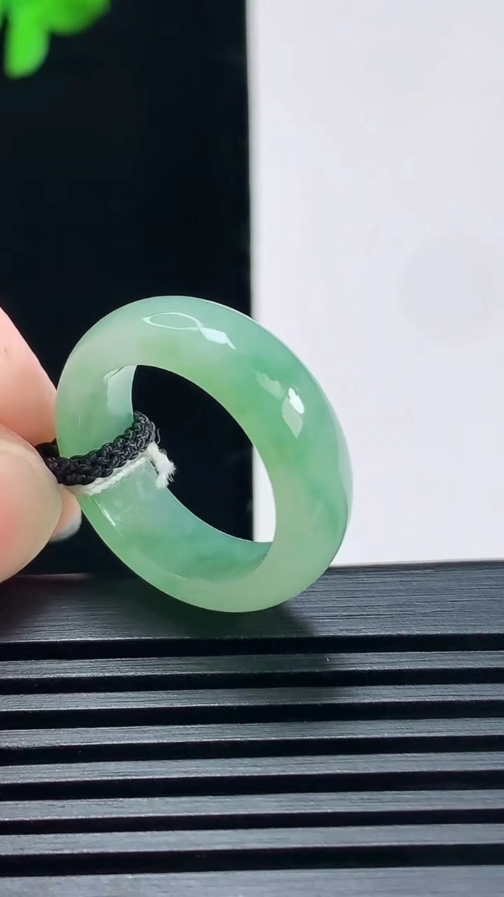 天然A货翡翠玉指环 戒指，尺寸17.5-6.8-3.2 重量:4.50g2026年6月23日
工厂直销收藏佳品,种好水足，色泽均匀，有种有色，上手高大气！