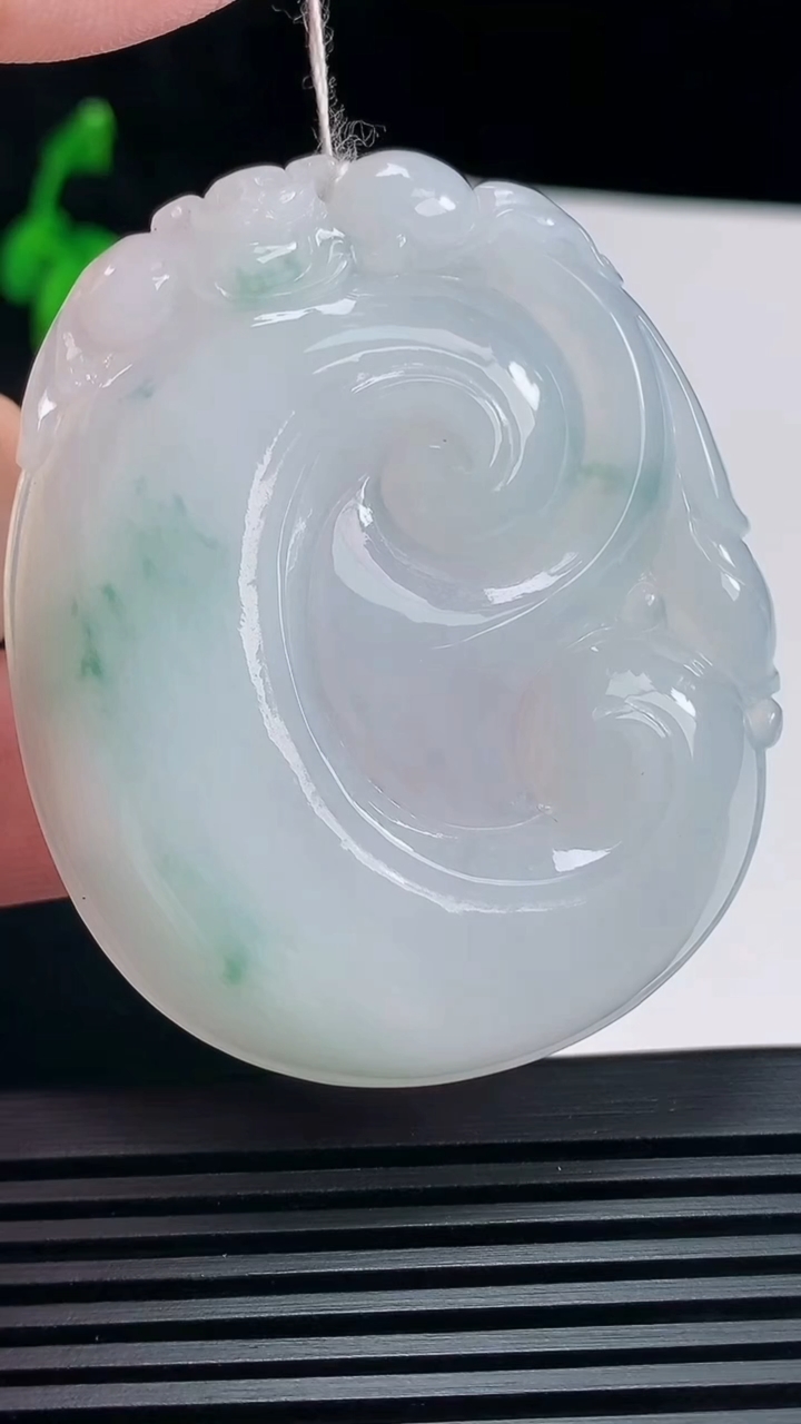 天然A货翡翠飘花如意吊坠，尺寸56.6-47.5-7.5 重量:37.99g
6月23日
