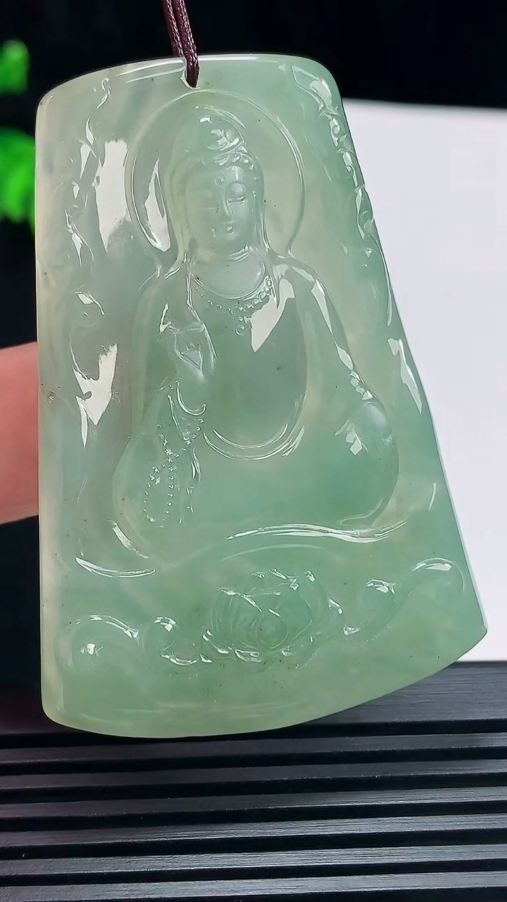 天然A货翡翠素衣观音吊坠，尺寸58-40-5.2 重量:25.08g
6月23日