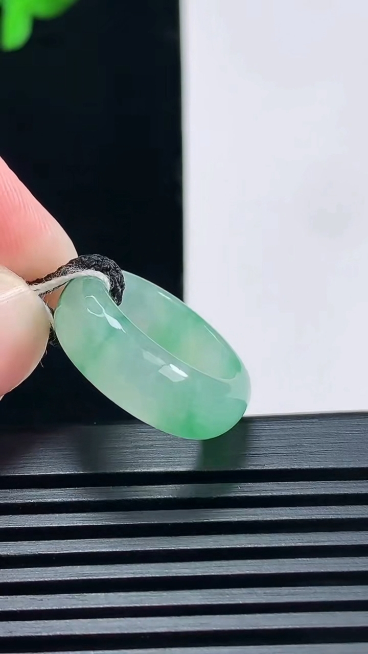 天然A货翡翠玉指环 戒指，尺寸15.5-6.6-3 重量:3.71g2026年6月23日
工厂直销收藏佳品,种好水足，色泽均匀，有种有色，上手高大气！