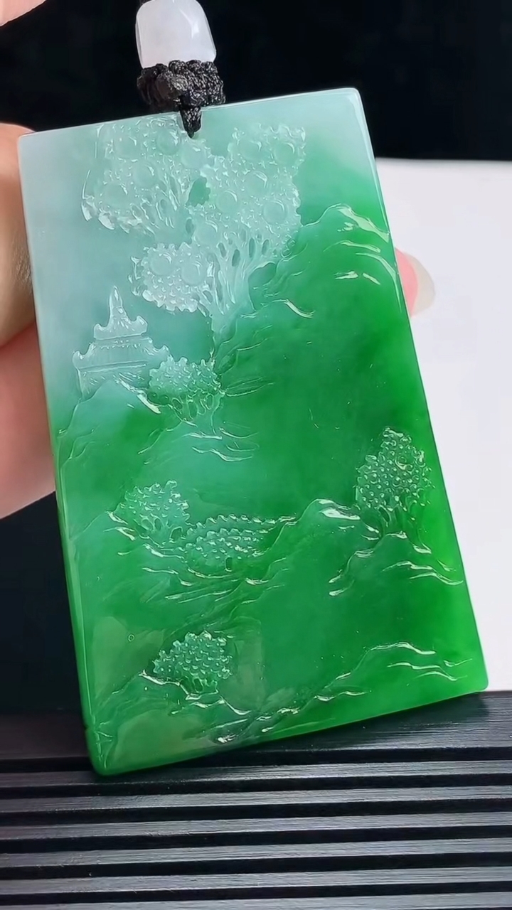 天然A货翡翠山水牌吊坠，尺寸59-39-6 重量:42.32g
6月23日