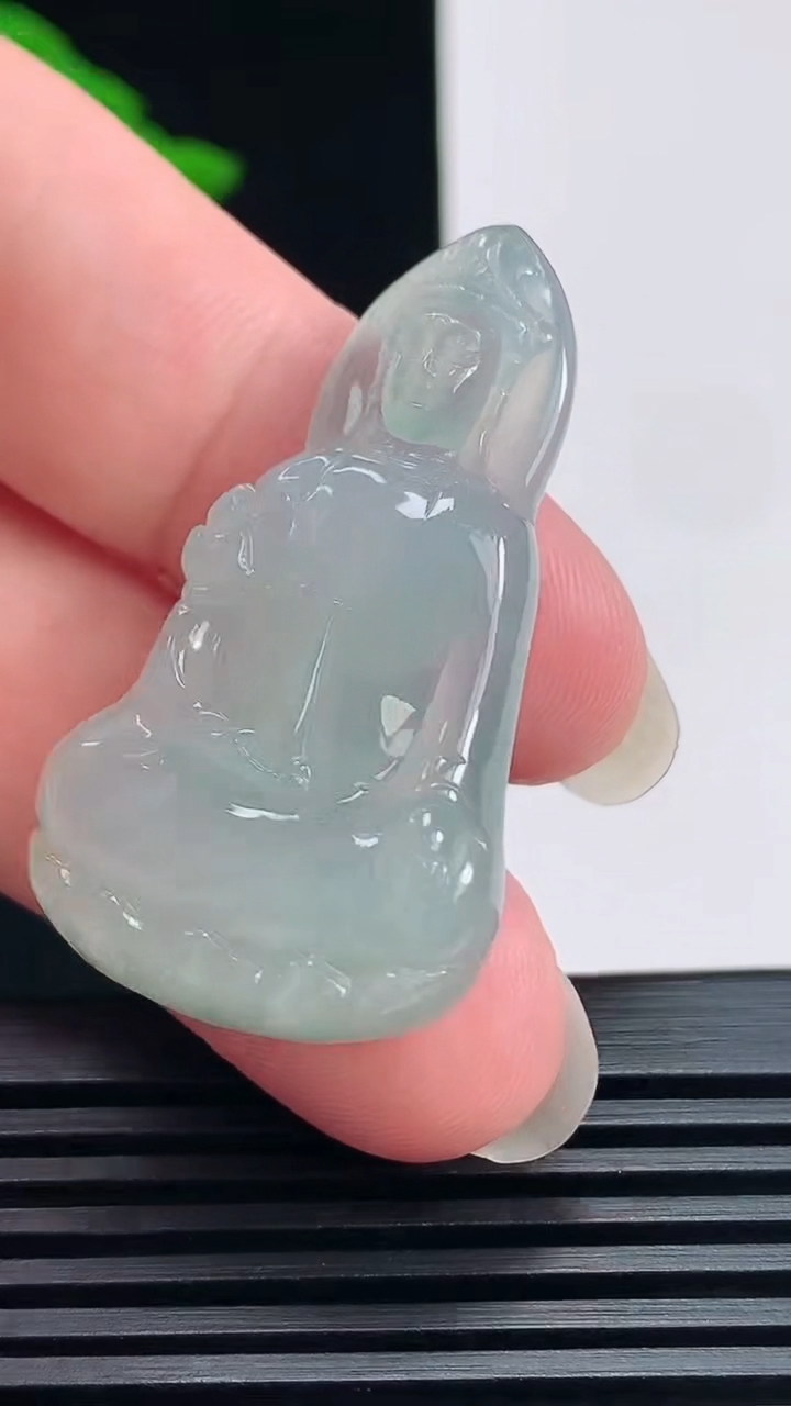 天然A货翡翠大势至菩萨吊坠，尺寸42-23.8-5.8 重量:10.00g
6月23日