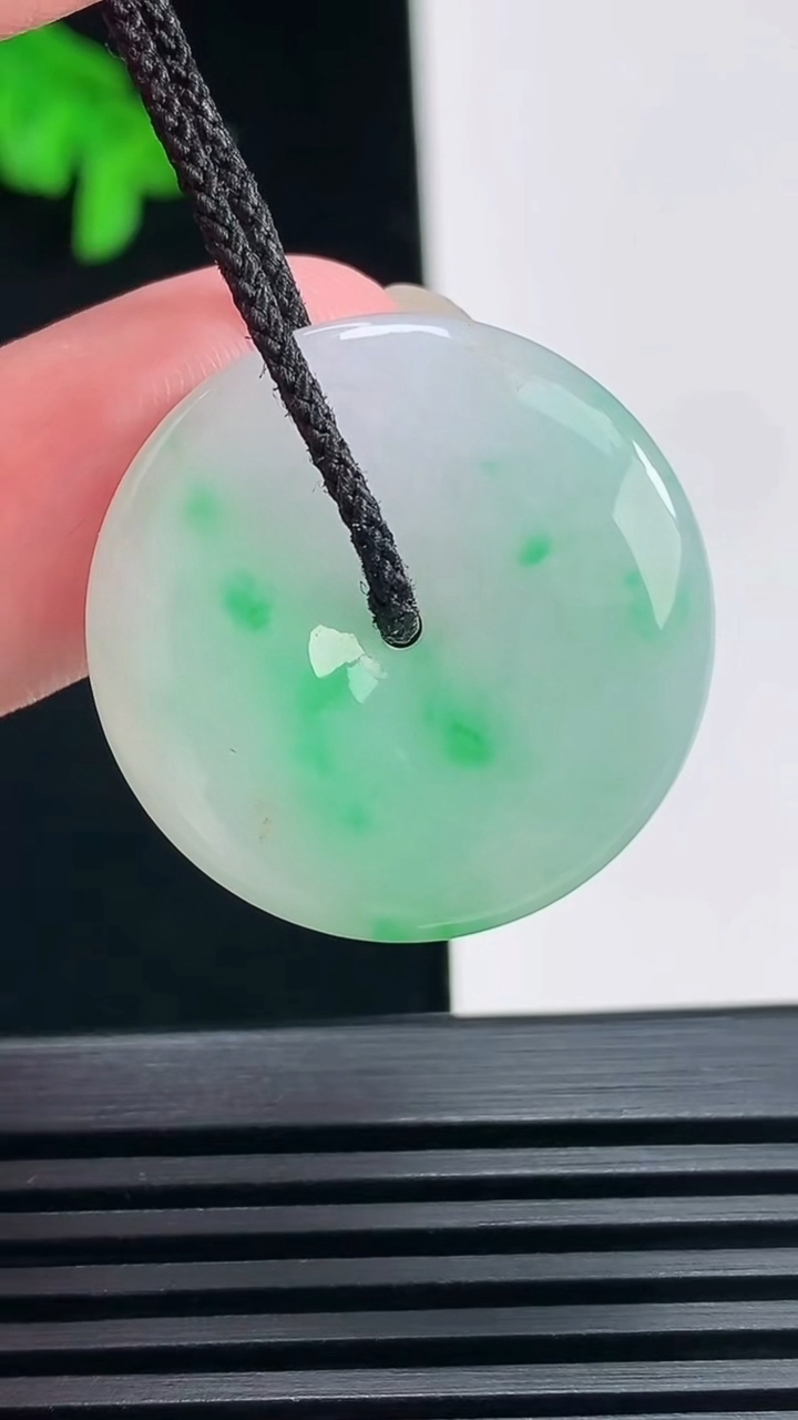 天然A货翡翠平安扣吊坠，尺寸26.5-5.5 重量:8.53g
6月23日