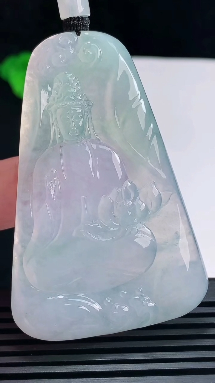 天然A货翡翠大势至菩萨吊坠，尺寸62.6-42-5.5 重量:33.55g
6月23日