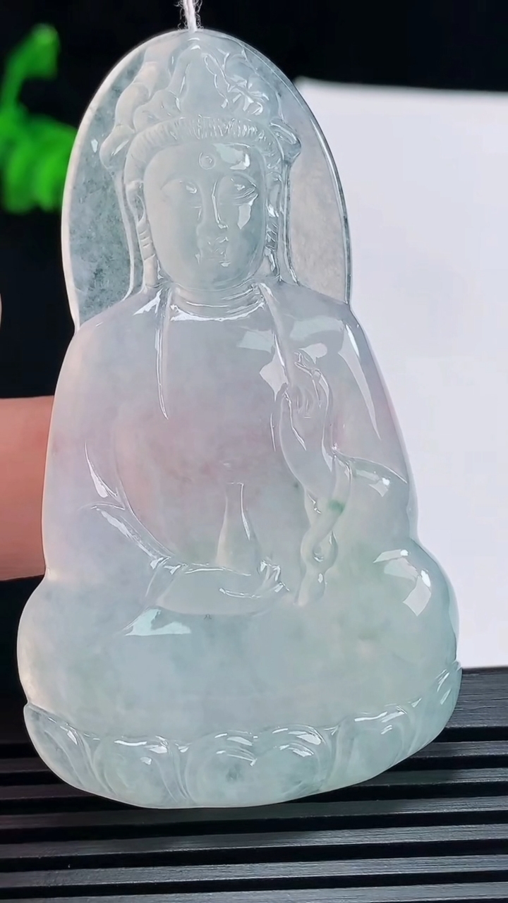 天然A货翡翠冰种飘花素衣观音吊坠，尺寸66-37.6-5.5 重量:27.28g
6月23日