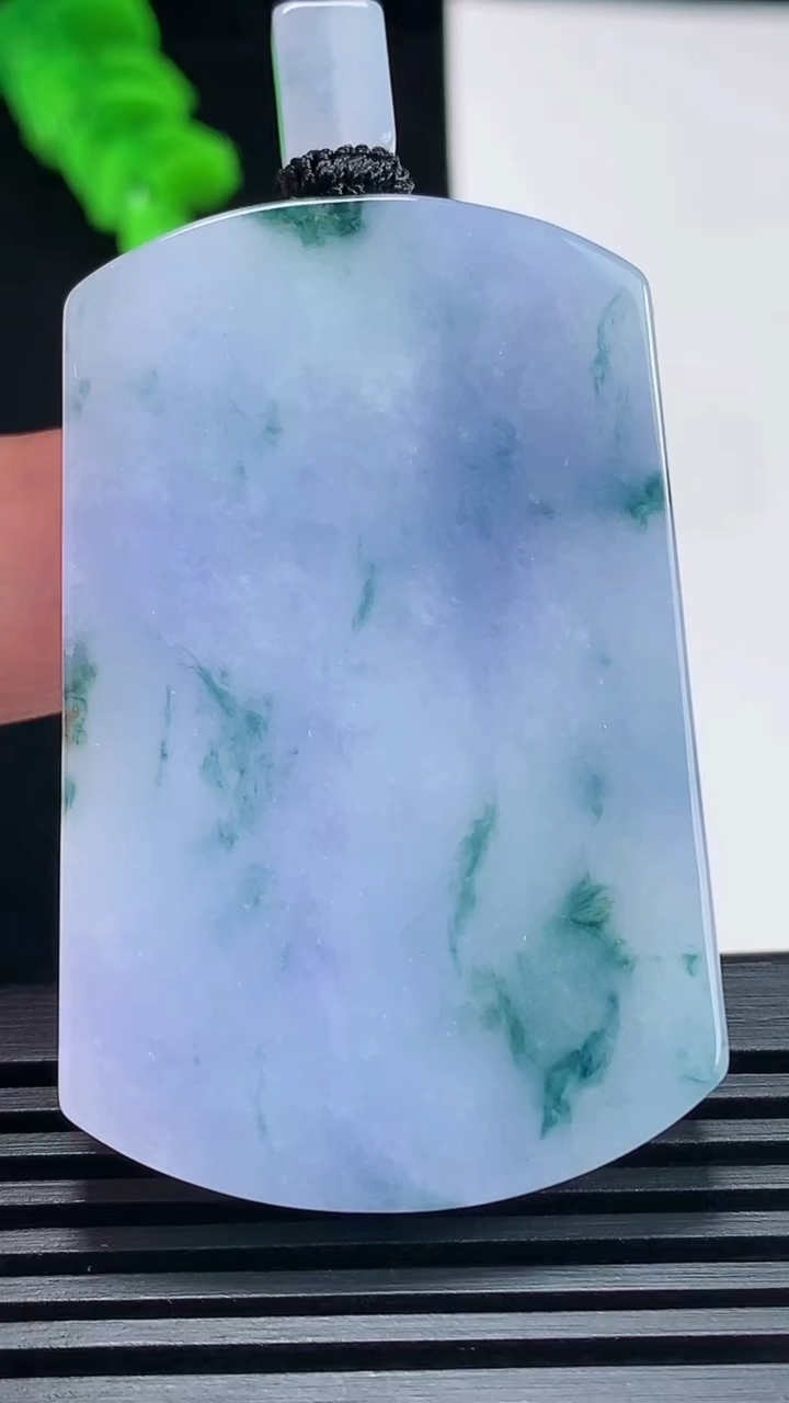 天然A货翡翠种紫罗兰 飘花无事牌吊坠，尺寸51-32.6-5.8 重量:32.72g
6月23日