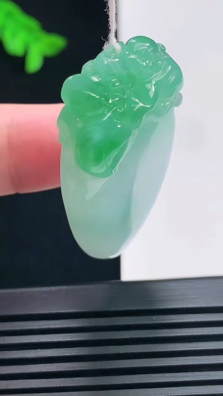 天然A货翡翠福瓜吊坠，尺寸45-21.5-10.5 重量:18.44g
6月23日