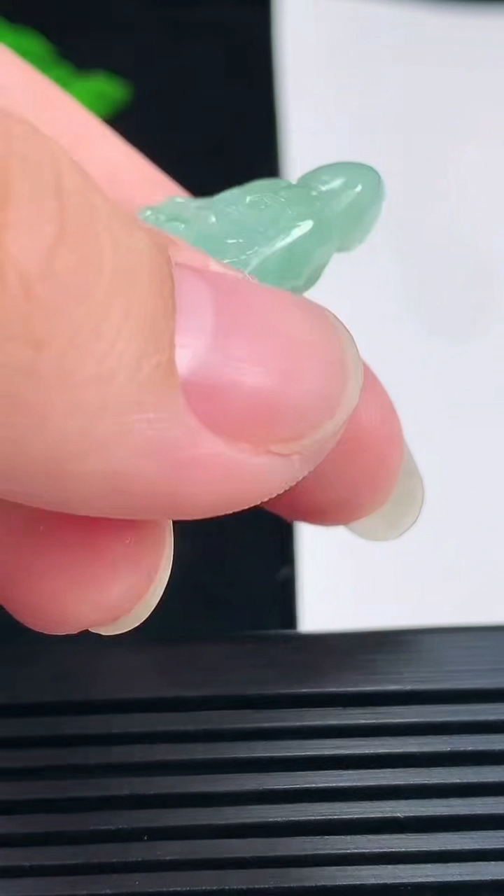 天然A货翡翠白菜吊坠，尺寸43.5-25-11.5 重量:15.63g
6月23日