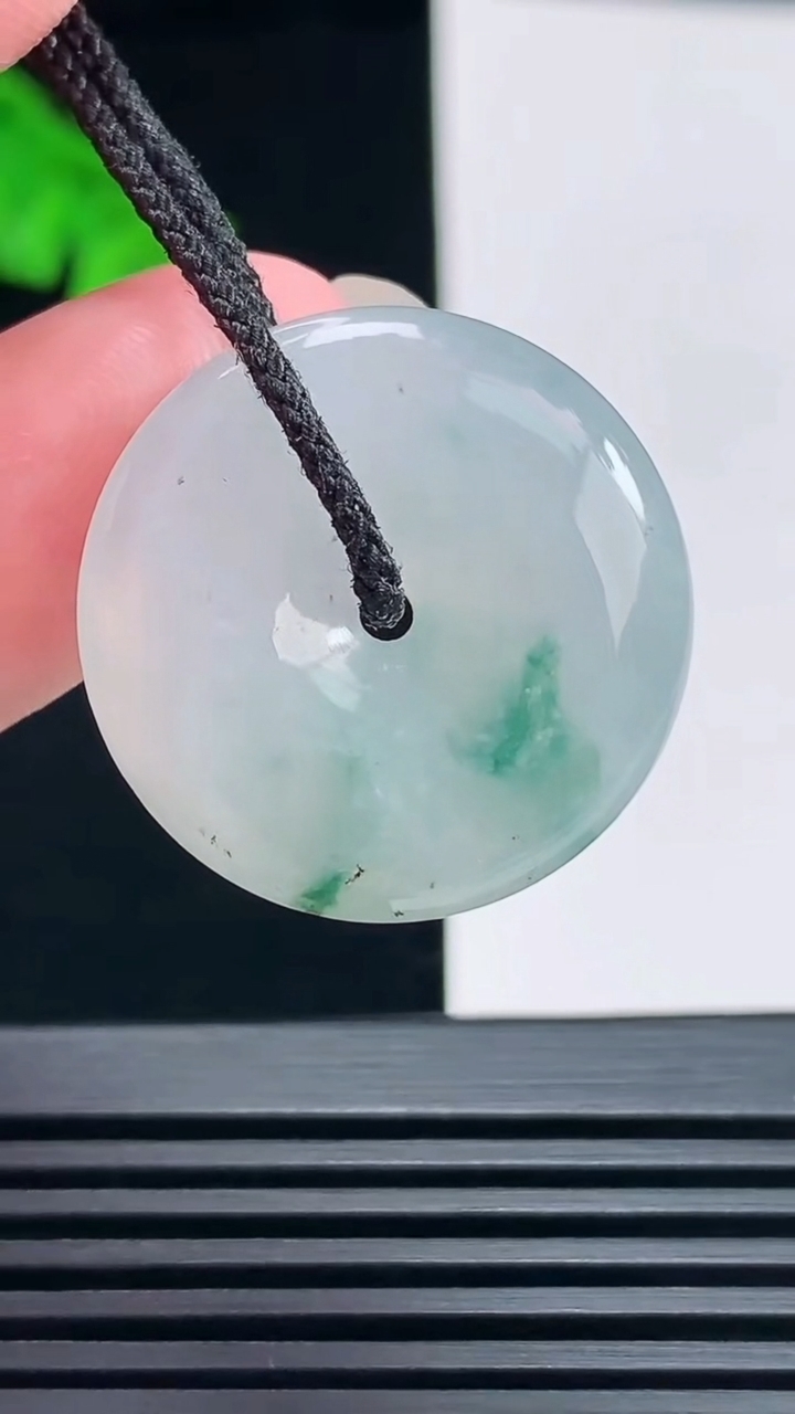 天然A货翡翠飘花平安扣吊坠，尺寸24.6-6 重量:7.72g H30
6月23日