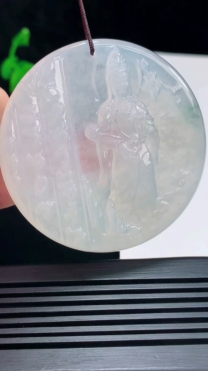 天然A货翡翠冰种飘花大势至菩萨吊坠，尺寸53.5-5 重量:30.57g
6月23日