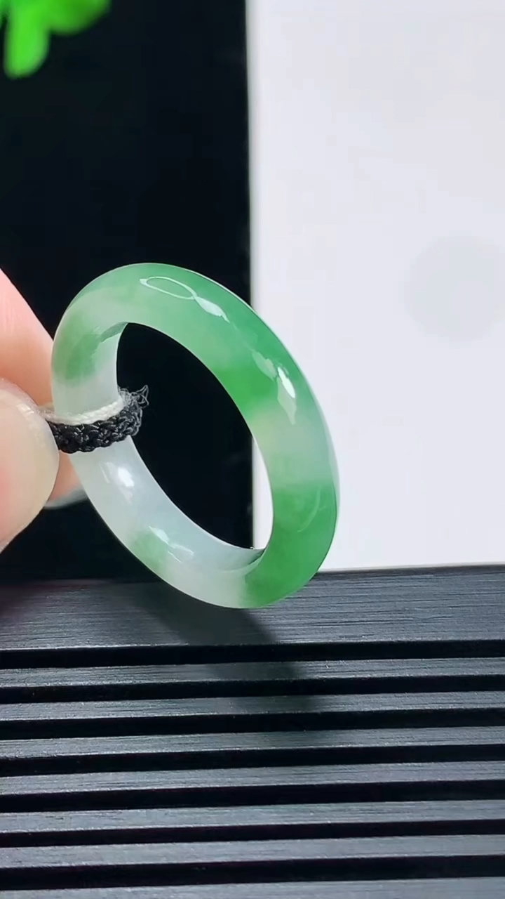 天然A货翡翠玉指环 戒指，尺寸19.2-4.6-3.5 重量:3.63g2026年6月23日
工厂直