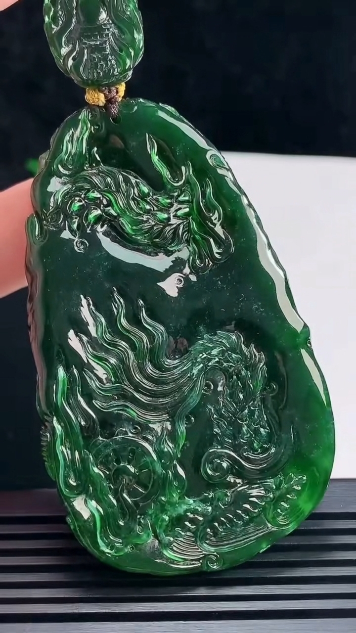 天然A货翡翠龙牌吊坠，尺寸69.2-43-13 重量:70.87g
6月23日