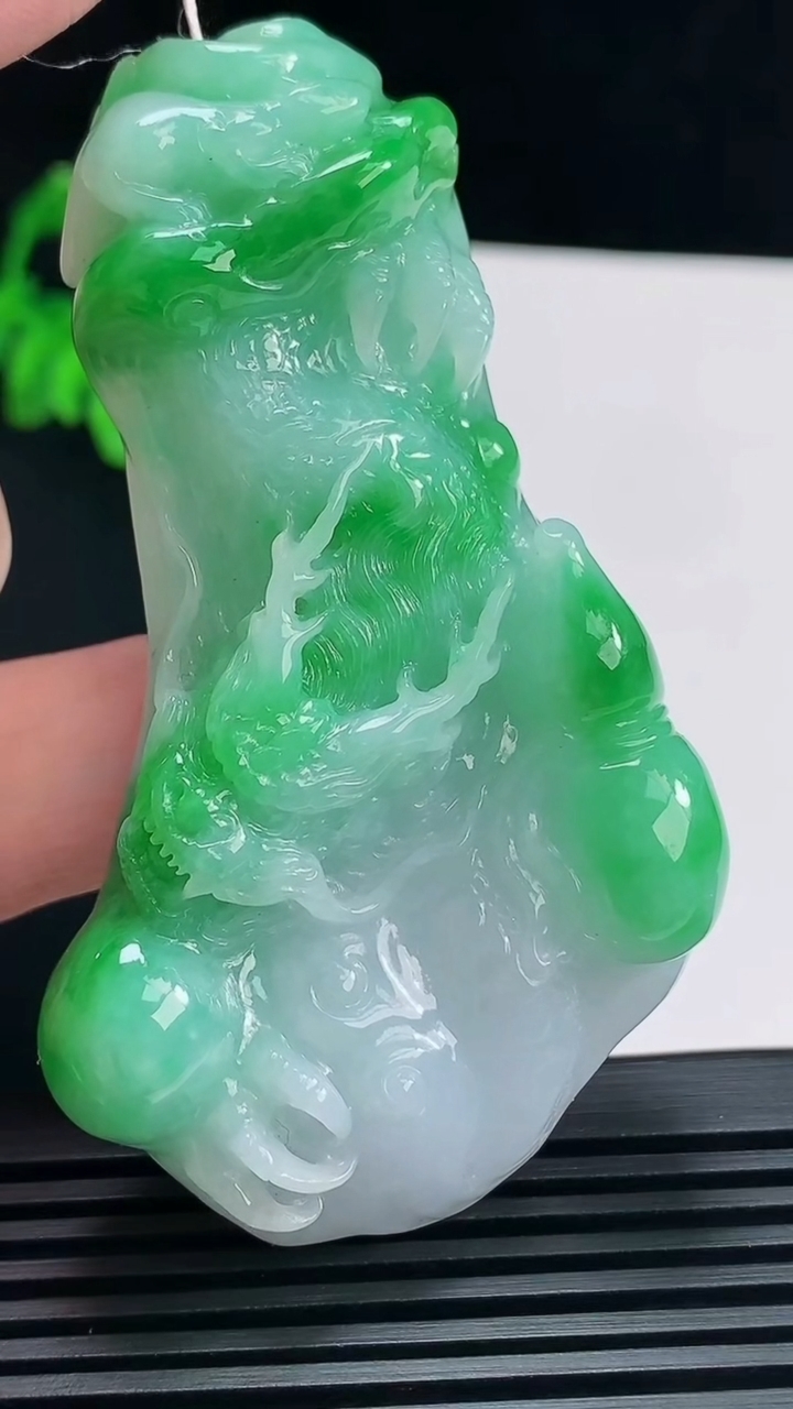 天然A货翡翠龙牌吊坠，尺寸73.6-40-13 重量:59.34g
6月23日
