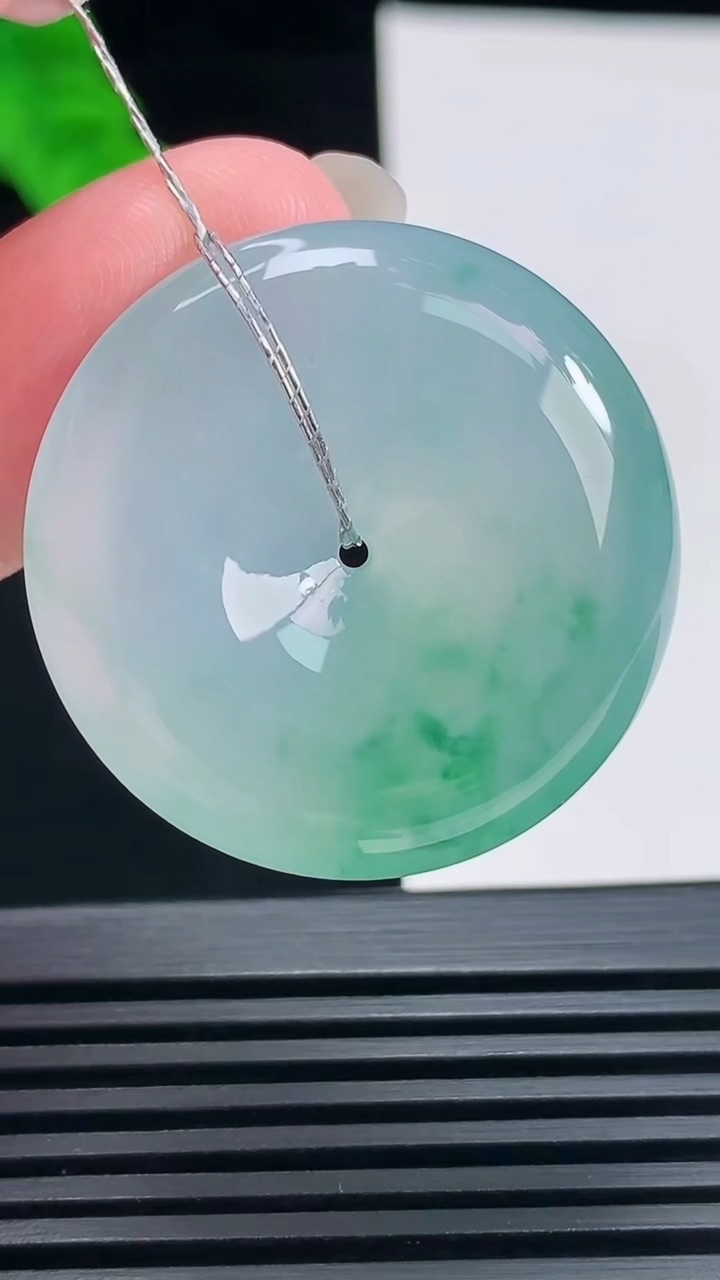 天然A货翡翠平安扣吊坠，尺寸32-8.2 重量:17.36g
6月23日