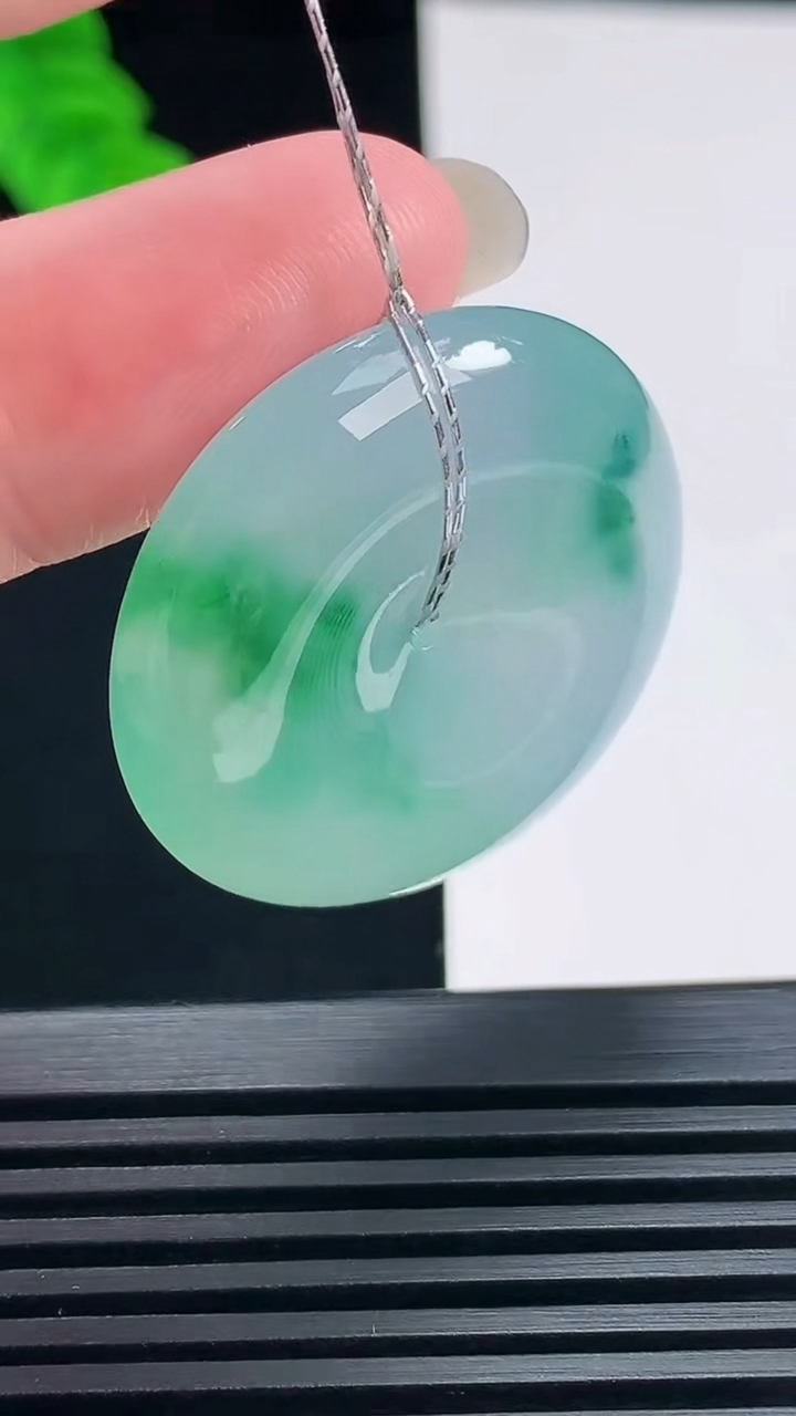 天然A货翡翠平安扣吊坠，尺寸31.6-7.8 重量:15.89g
6月23日