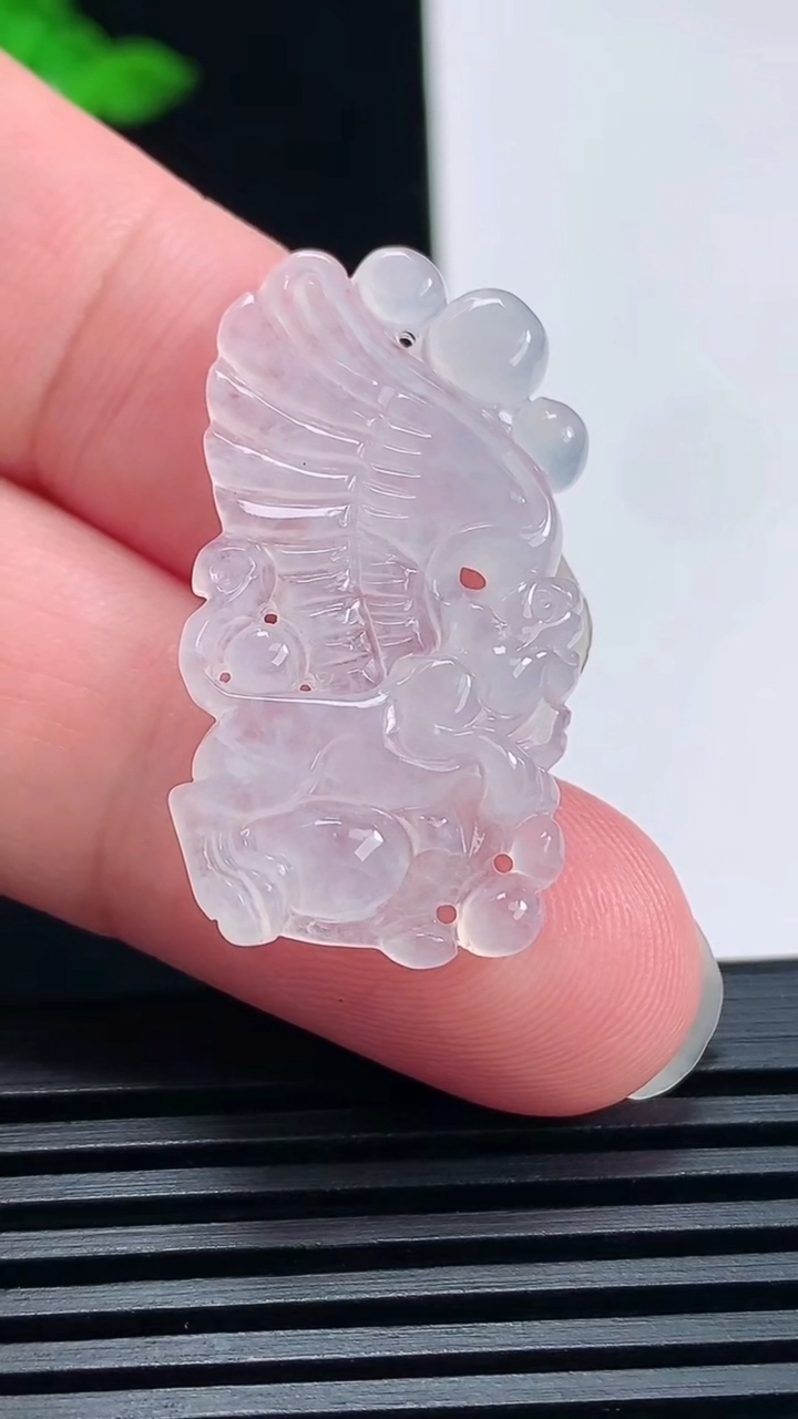 天然A货翡翠飞天貔貅吊坠，尺寸33.6-18-4.5 重量:4.42g
6月23日