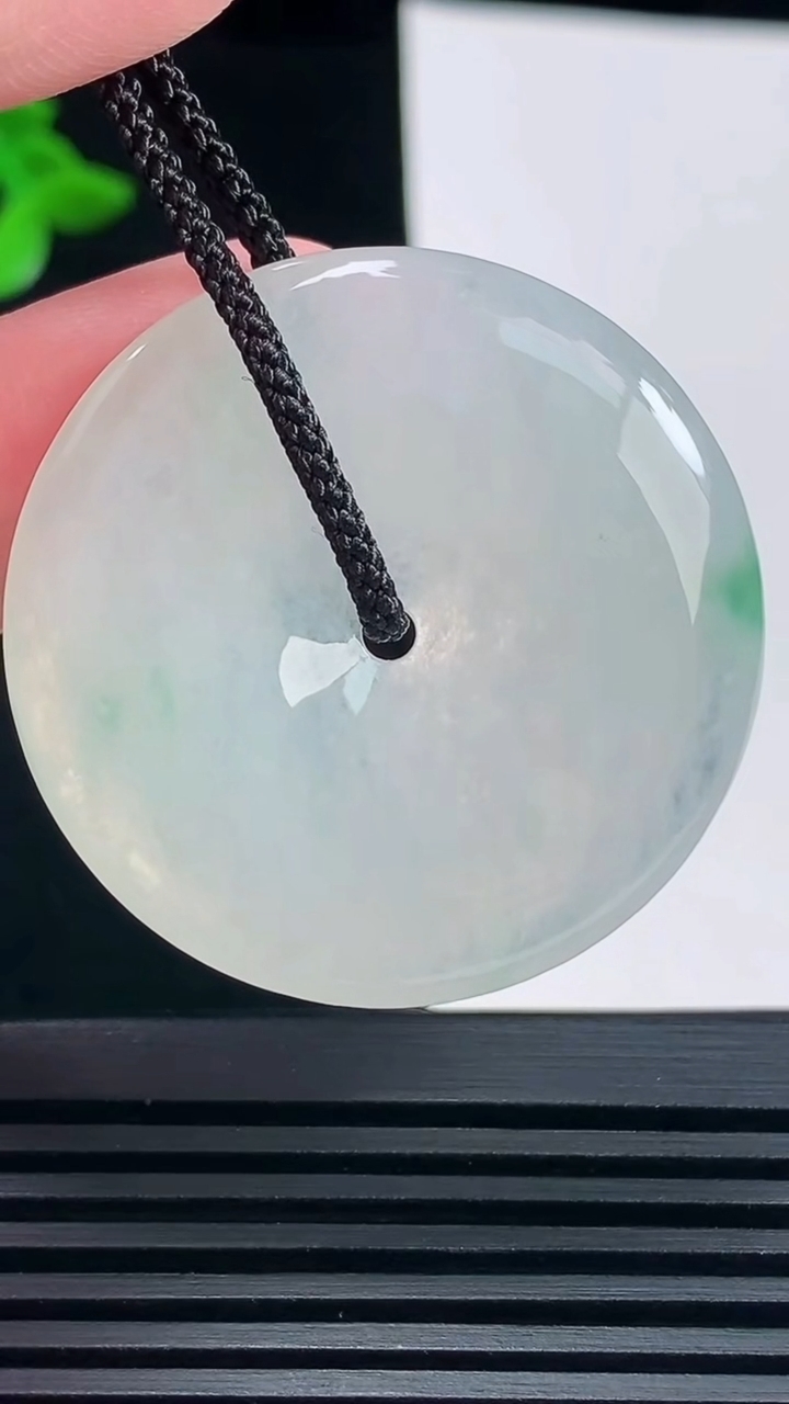 天然A货翡翠平安扣吊坠，尺寸37-5.5 重量:16.46g
6月23日