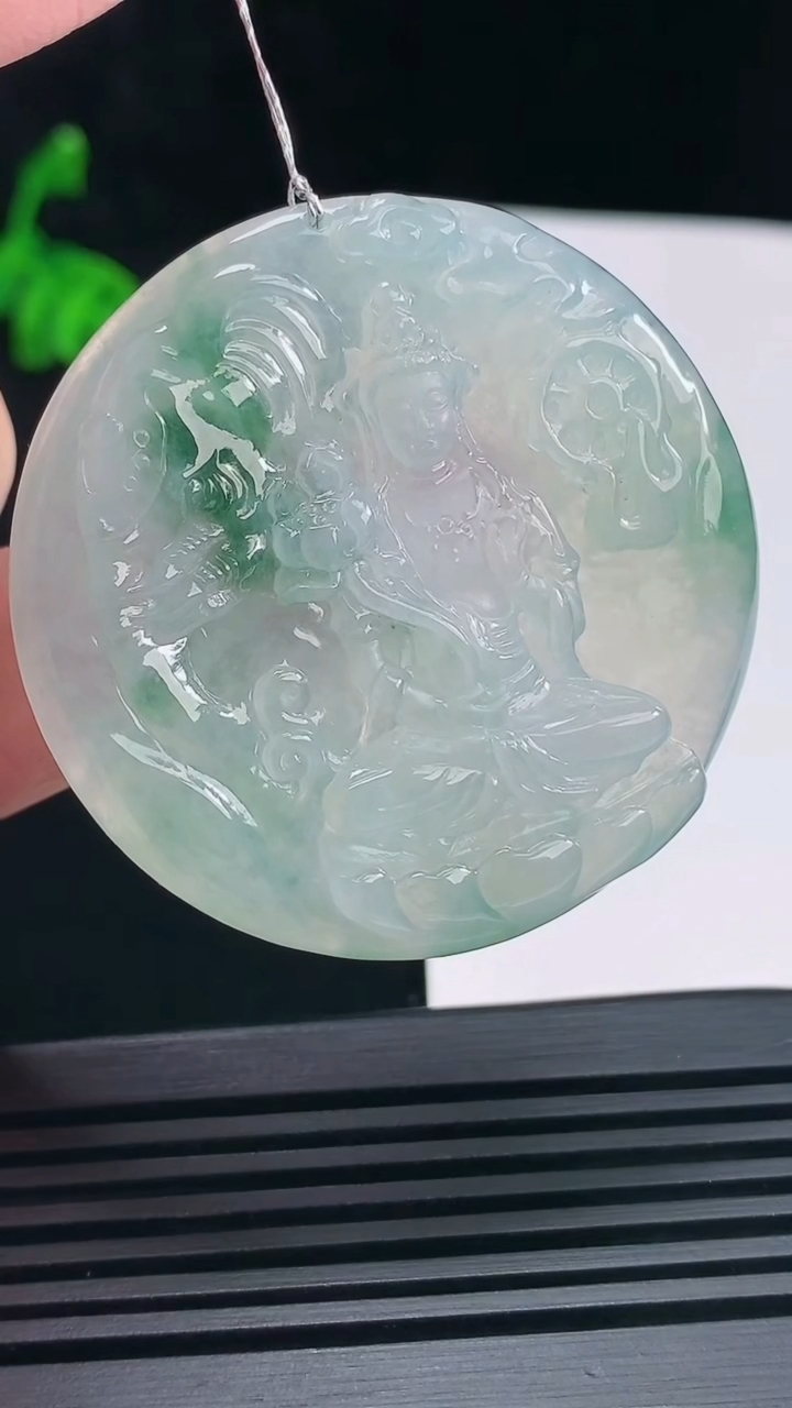 天然A货翡翠冰种飘花普贤菩萨吊坠，尺寸45.6-5.8 重量:25.11g
6月23日