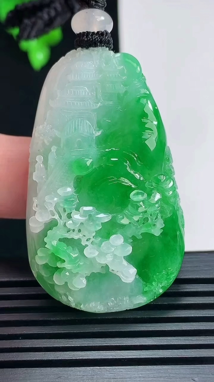 天然A货翡翠山水牌吊坠，尺寸47-29.6-11 重量:28.68g
6月23日