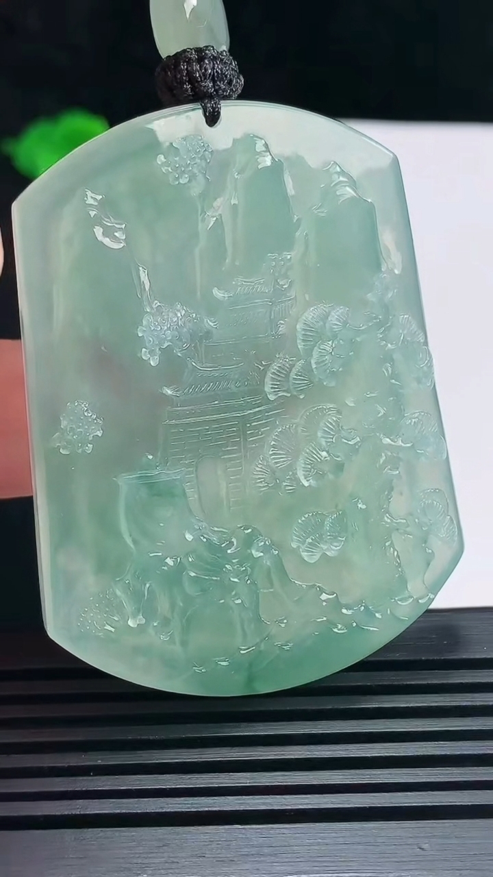 天然A货翡翠山水牌吊坠，尺寸56-43-7 重量:41.86g
6月23日