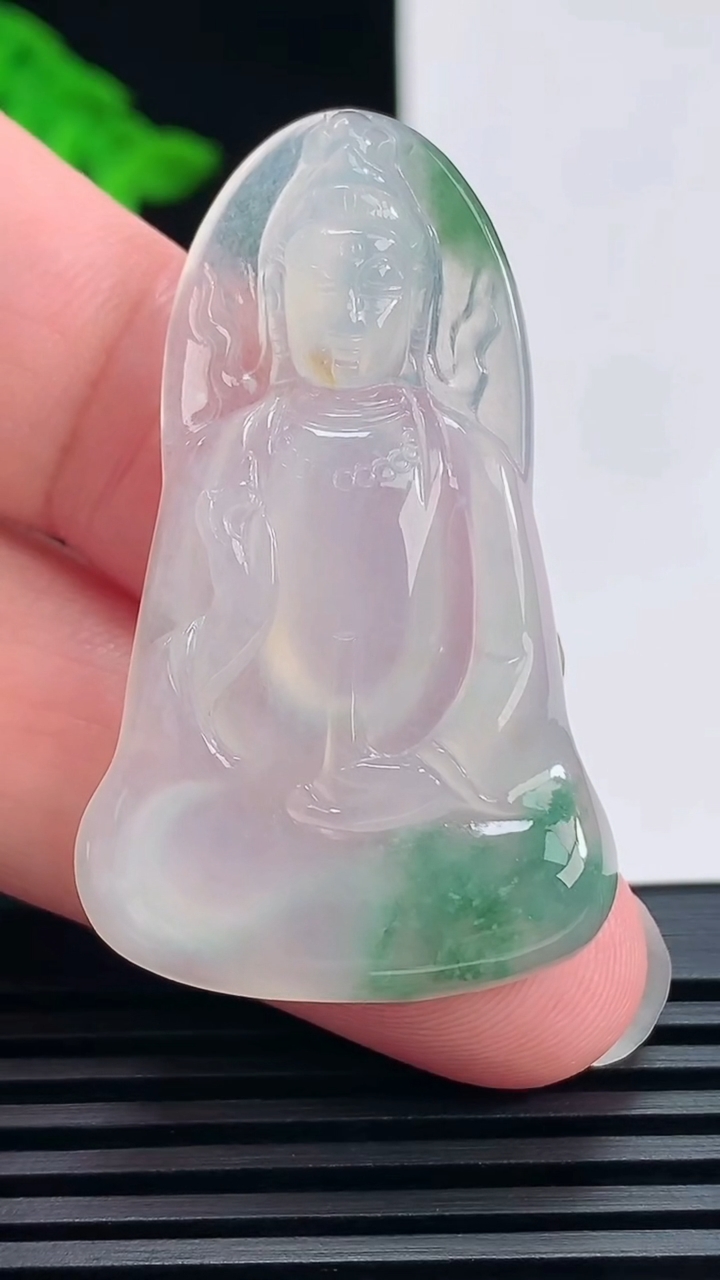 天然A货翡翠冰种飘花素衣观音吊坠，尺寸45-27.2-5 重量:10.47g
6月23日