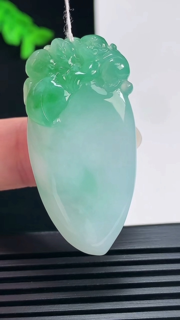 天然A货翡翠福瓜吊坠，尺寸45-21.5-10.5 重量:18.44g
6月23日