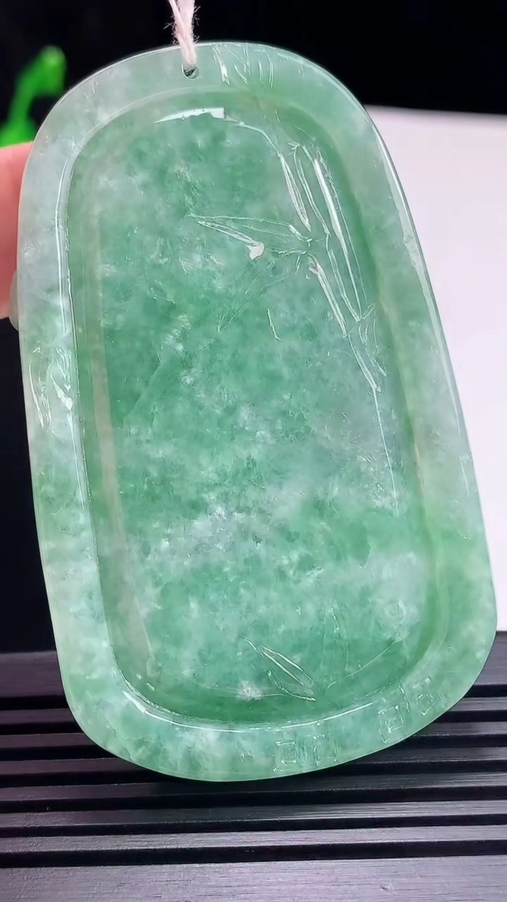 天然A货翡翠千手观音菩萨吊坠，尺寸65-40-11.6 重量:53.16g
6月23日