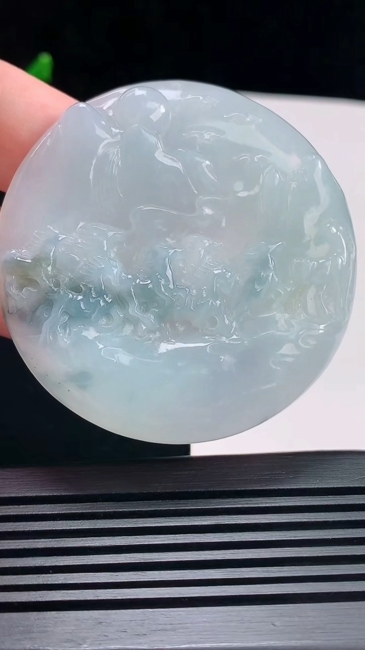 天然A货翡翠飘花八骏马牌吊坠，尺寸55.6-6.5 重量:37.76g H30
6月23日