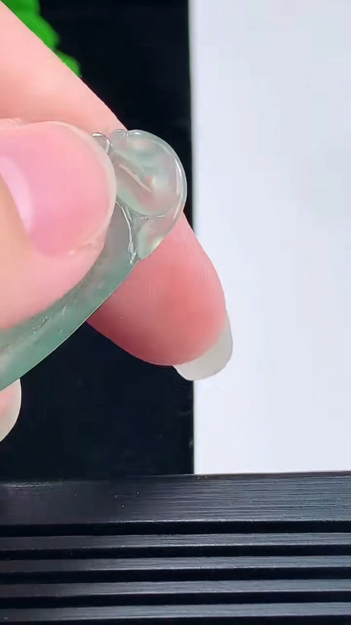 天然A货翡翠如意吊坠，尺寸42-22-5 重量:8.21g
6月23日