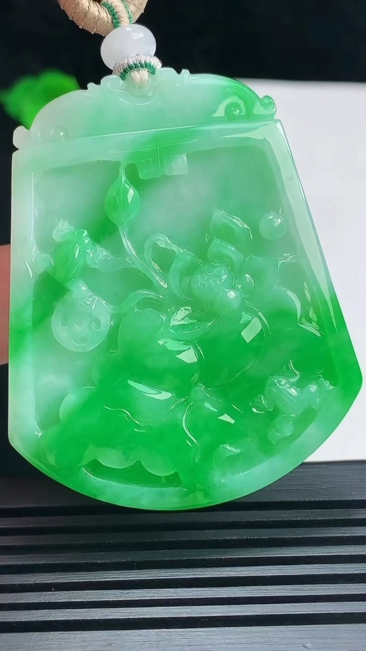 天然A货翡翠呱呱来财 荷花吊坠，尺寸54.5-45-5.8 重量:34.37g
6月23日