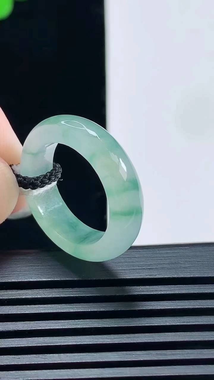 天然A货翡翠玉指环 戒指，尺寸17-5.6-3.5 重量:3.83g2026年6月23日
工厂直销收